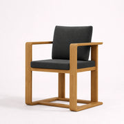 Silla moderna de madera con cojines negros vista frontal